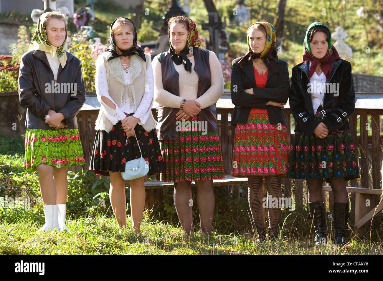 Les jeunes femmes portant le costume traditionnel roumain, Maramures Banque D'Images