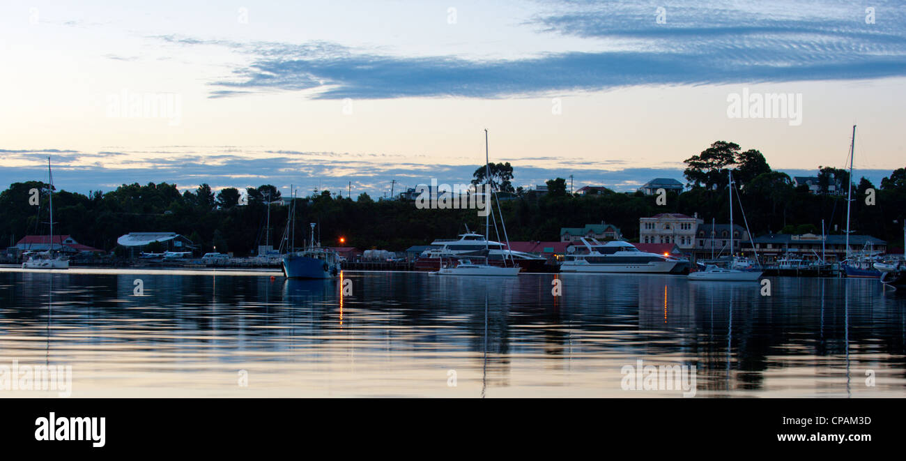 Port de Strahan flotte de pêche en fin de soirée. Banque D'Images