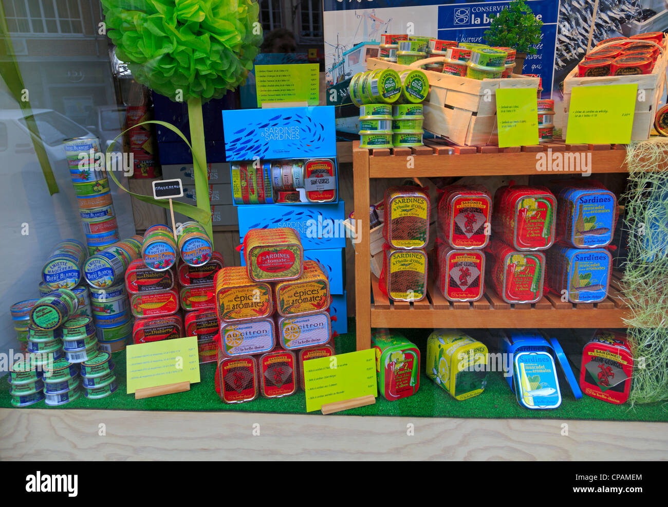 L'affichage des boîtes de sardines à l'dans un magasin à Honfleur. Les produits locaux sont populaires avec les visiteurs du port de pêche historique. Banque D'Images