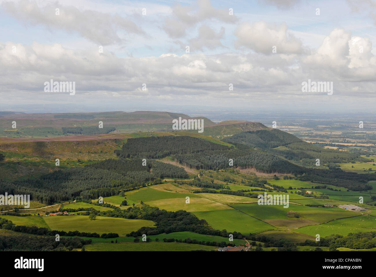 Vue aérienne de collines sur le bord du Parc National des North Yorkshire Moors Banque D'Images