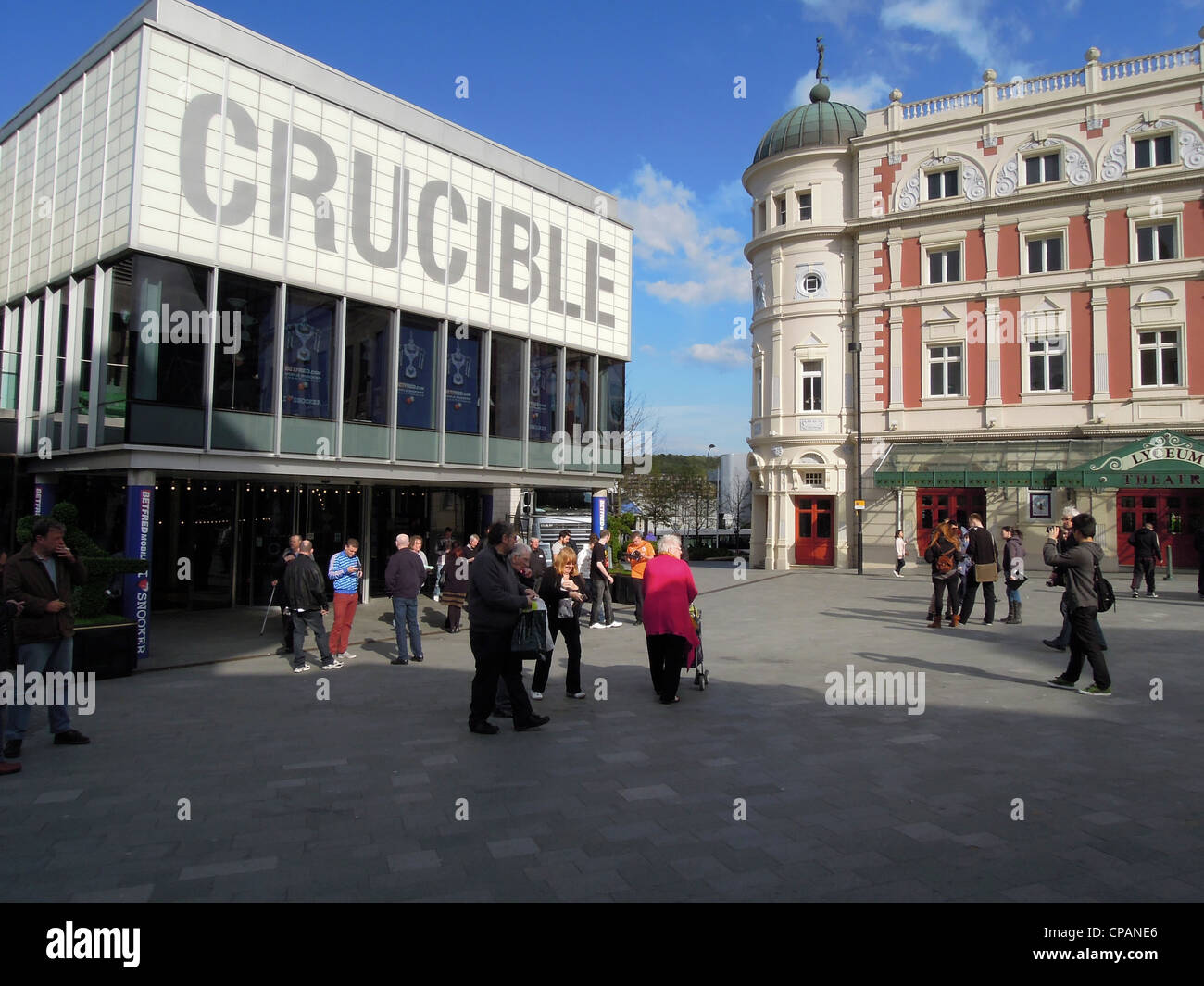 The Crucible & Lyceum, au cœur des théâtres de Sheffield, Royaume-Uni. The Crucible est un théâtre renommé qui met en scène de grandes productions sur sa scène principale et son snooker. Banque D'Images