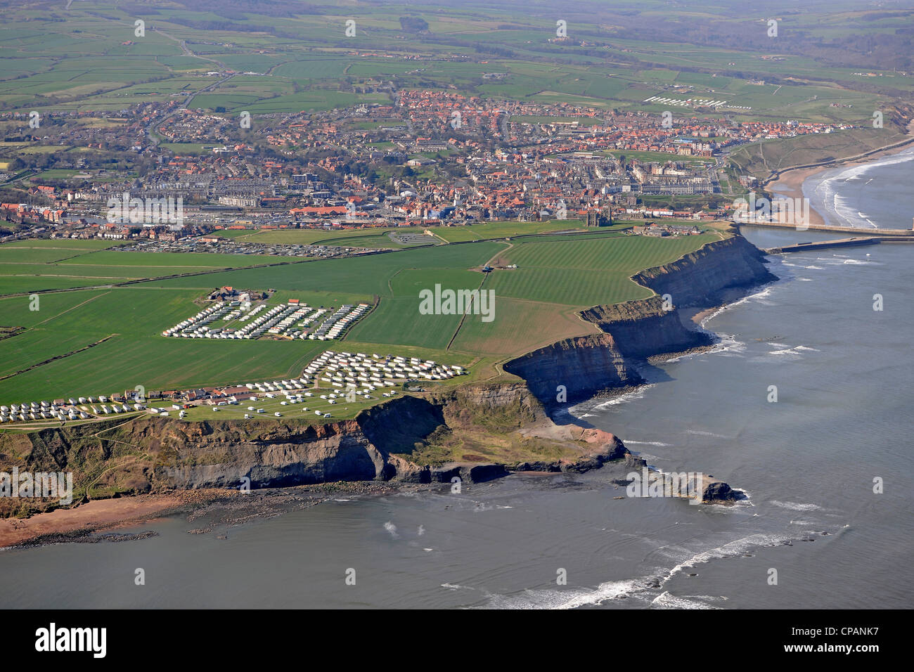 Vue aérienne de parcs de caravanes et littoral de Whitby, dans l'arrière-plan. Banque D'Images