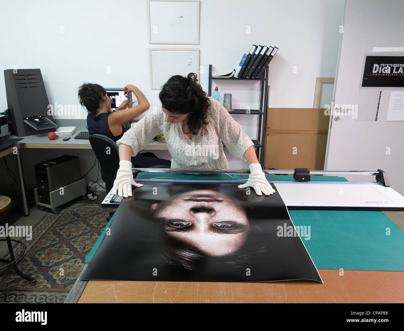 Étudiant en photographie de la manipulation d'un gros caractères sur le laboratoire numérique de l'école pour la photographie ou Naggar Musrara art school dans l'ouest de Jérusalem Israël Banque D'Images