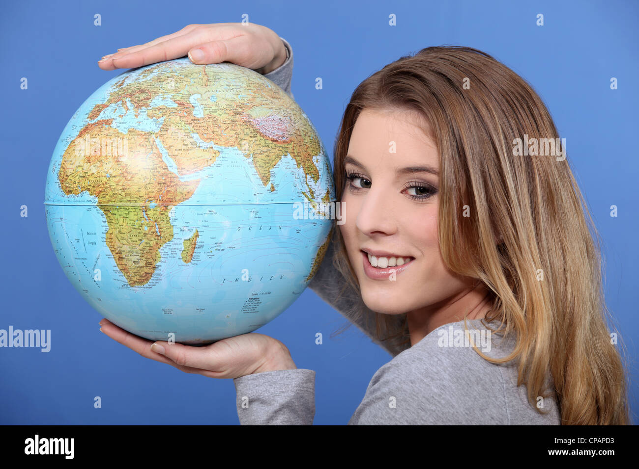 Attractive Woman holding a globe Banque D'Images