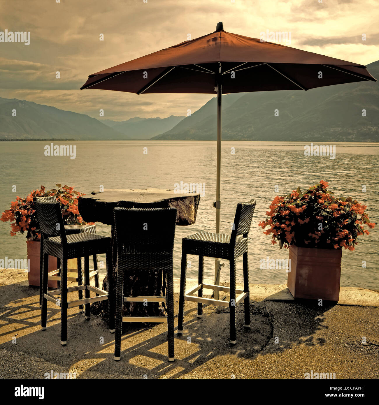 Table, chaises et parasol sur le Lac Majeur à Locarno, Tessin, Suisse Photo  Stock - Alamy