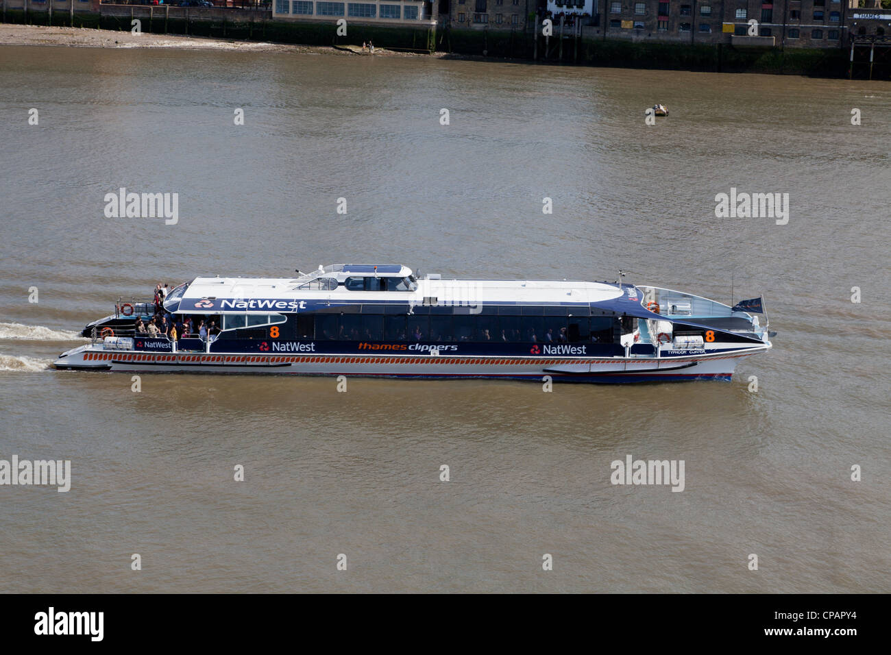 Thames Clipper ferry sur la Tamise, Londres Banque D'Images