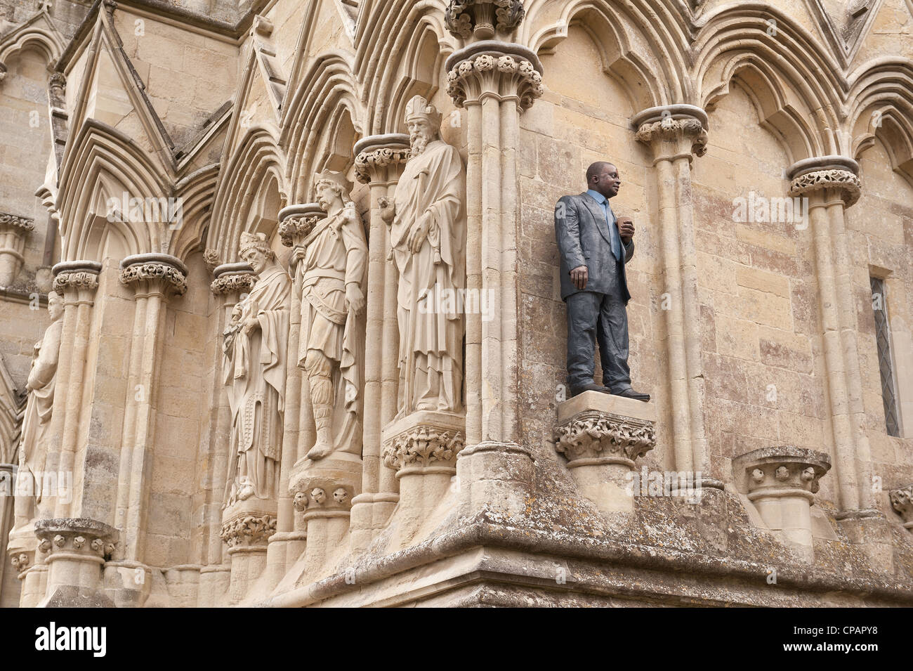 Ce qui porte la vie moderne à l'ancienne cathédrale de Salisbury Sean Henry homme sculpture avec cuvette à l'extérieur contraste en pierre de chevaliers Banque D'Images Ce qui porte la vie moderne à l'ancienne cathédrale de Salisbury Sean Henry homme sculpture avec cuvette à l'extérieur contraste en pierre de chevaliers Banque D'Images
