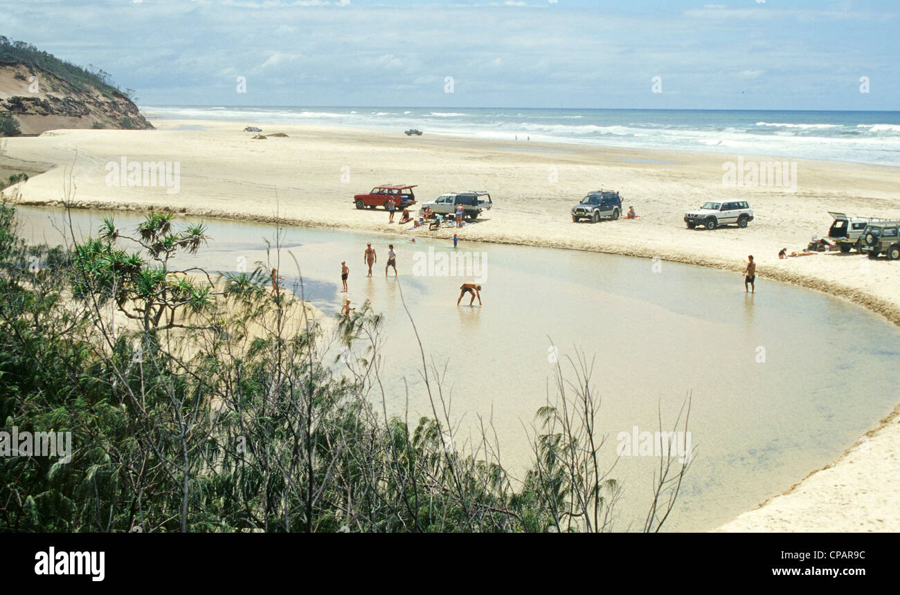 Les gens qui marchent les eaux d'Eli Creek près de les plages de l'Est de l'île Fraser, site du patrimoine mondial de l'Unesco du Queensland Banque D'Images