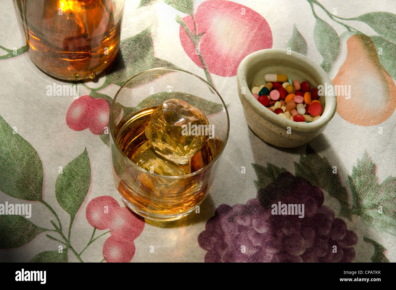 Verre de liqueur au comprimés Banque D'Images