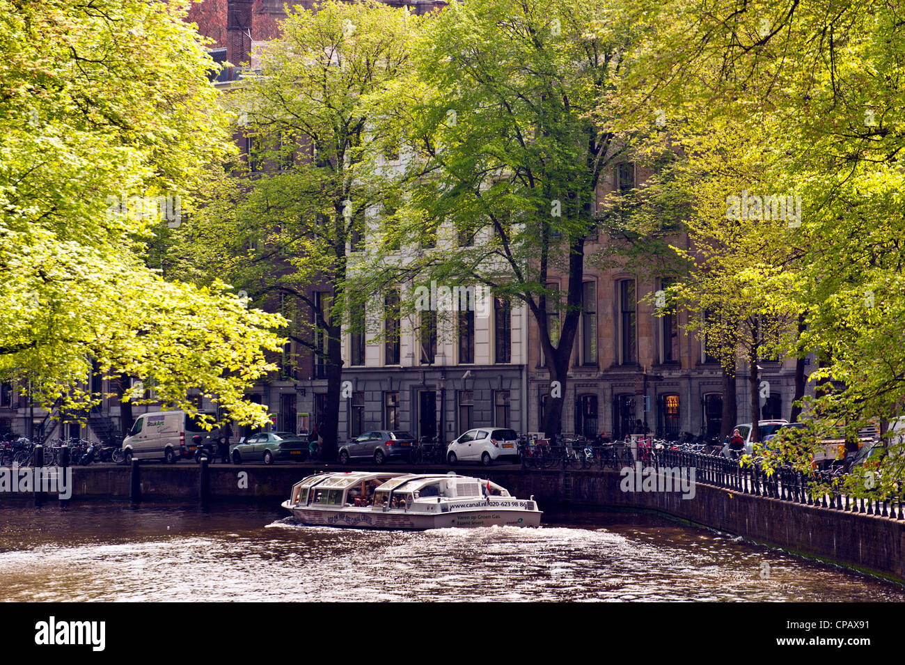 AMSTERDAM, PAYS-BAS - 07 MAI 2012 : excursion en bateau sur le canal Keizergracht bordé d'arbres sur le Leidsegracht Banque D'Images