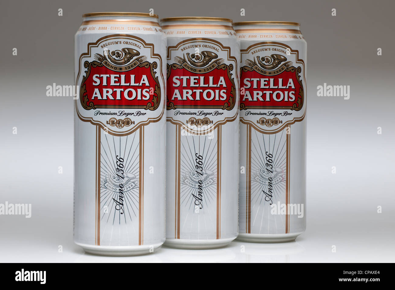 Trois canettes de bière Stella Artois Banque D'Images