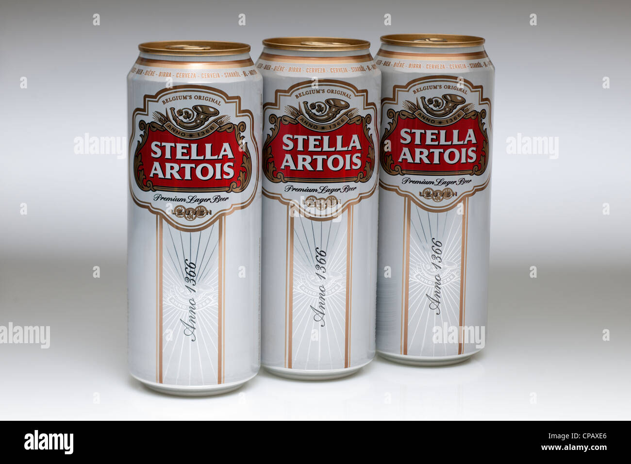 Trois canettes de bière Stella Artois Banque D'Images