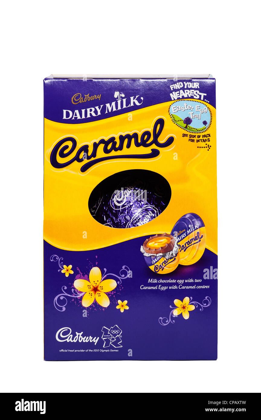 Un chocolat au lait Caramel Cadbury easter egg sur fond blanc Banque D'Images