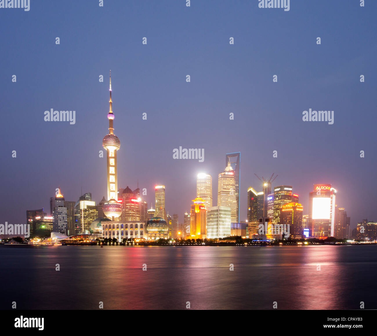 Vue de nuit de l'architecture et gratte-ciel du quartier de Pudong de Shanghai en Chine Banque D'Images