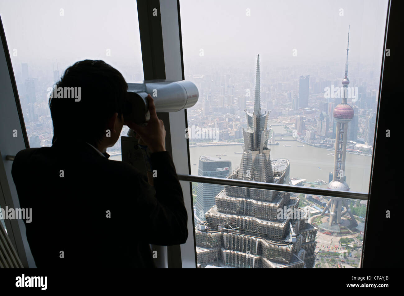 À la vue des visiteurs à Shanghai à partir du World Financial Center gratte-ciel de Pudong Shanghai Chine Banque D'Images