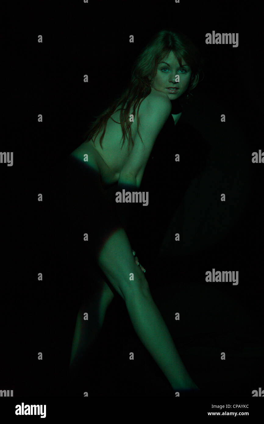 Femme nue à l'ombre verte Banque D'Images