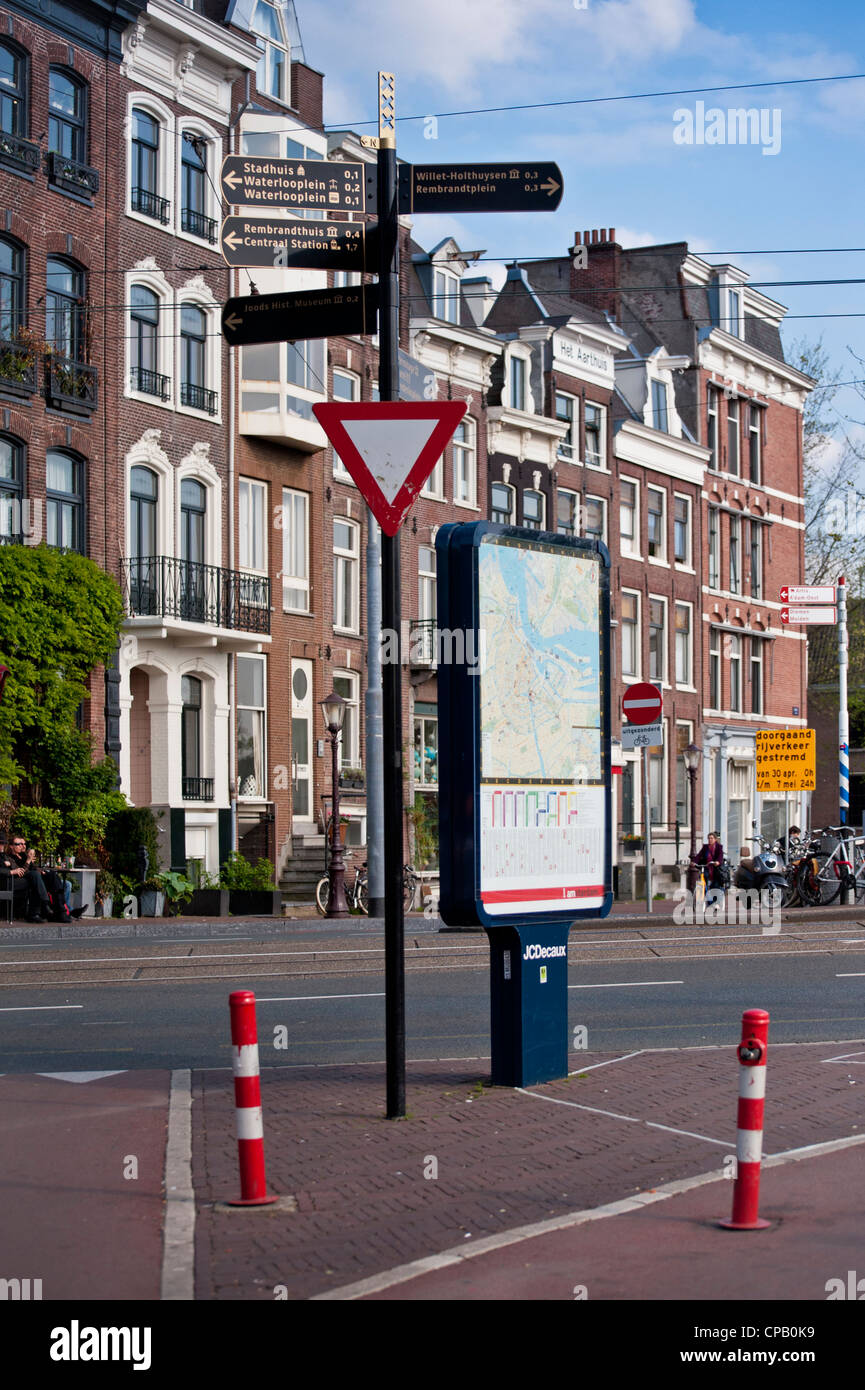 AMSTERDAM, PAYS-BAS - 07 MAI 2012 : Plan du guide de la ville et Signpost à la jonction d'Amstel et Waterlooplein Banque D'Images