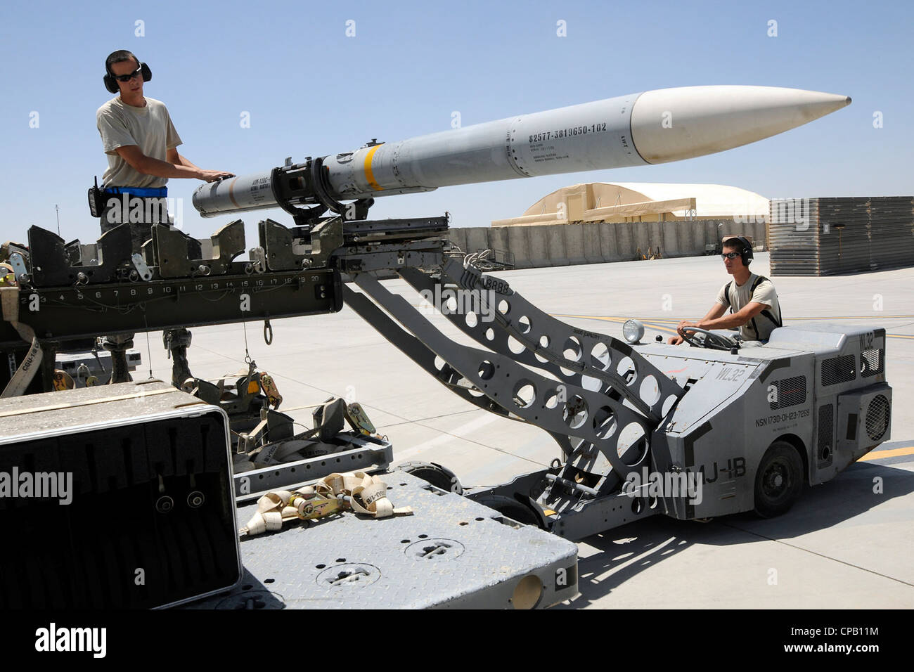 Sergent d'état-major John Denny et le premier Airman Donald Rhodes, chargeurs d'armes affectés au 451e Escadron de maintenance des aéronefs expéditionnaires à l'aérodrome de Kandahar, en Afghanistan, téléchargent des missiles à partir d'un faucon de combat F-16 le 3 mai 2012. Le personnel est déployé à partir de la base de la Garde nationale commune McEntyre, S.C., pour appuyer l'opération Enduring Freedom. Les pilotes et le personnel de soutien du marais Fox F-16 ont commencé leur déploiement au début du mois d’avril pour prendre en charge les missions aériennes pour l’ordre d’exécution des missions aériennes et fournir un soutien aérien étroit aux troupes sur le terrain en Afghanistan. Banque D'Images