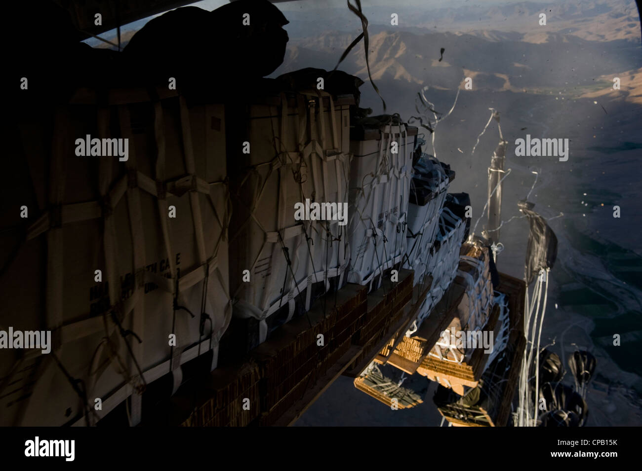 Les fournitures essentielles sont livrées à un endroit non divulgué en Afghanistan par une aérostation du C-17 Globemaster III le 4 mai 2012. Le C-17 est l'une des deux plates-formes de réapprovisionnement aérien utilisées par la division Air Mobility des forces aériennes des États-Unis. En 2011, la DMLA a dirigé la chute de plus de 58,000 paquets, soit plus de 80 millions de livres de fournitures essentielles, au personnel des avant-postes de combat austères. Banque D'Images