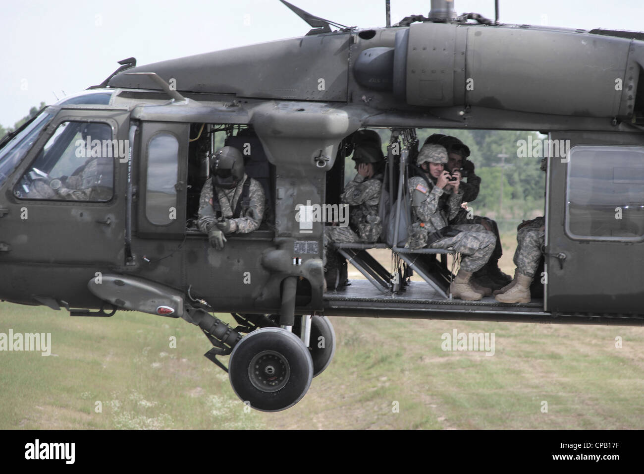 Les 350e soldats du Commandement des affaires civiles à bord d'un HÉLICOPTÈRE UH 60 Black Hawk en route vers leur prochaine mission pour effectuer des évaluations des dommages causés par les ouragans dans le cadre d'un exercice de formation de la Mission de secours en cas de catastrophe et d'assistance humanitaire, le 5 mai 2012. Les Dragonmasters de la combat Aviation Company 5-159, de Clearwater, en Floride, ont effectué toutes les opérations aériennes pour l'exercice. L'exercice aide à préparer les équipes des affaires civiles aux missions humanitaires et de secours en cas de catastrophe dans le monde entier. Banque D'Images