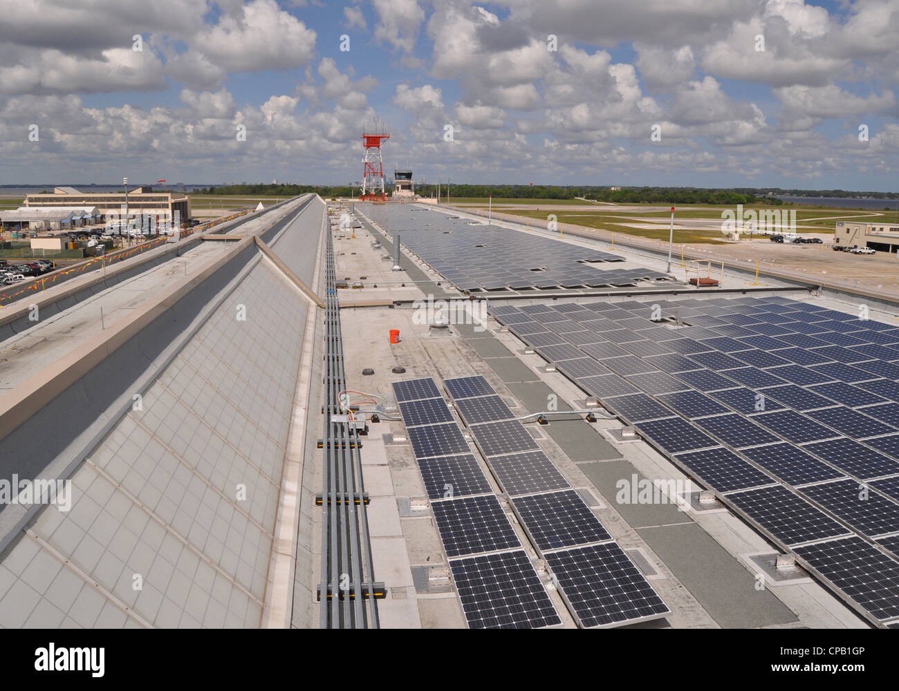 ) certains des 2,534 panneaux photovoltaïques (PV) installés sur le toit de la Naval Air Station Jacksonville Hangar 1122 pour aider à réduire la consommation d'énergie conventionnelle du bâtiment et promouvoir la durabilité environnementale. Banque D'Images