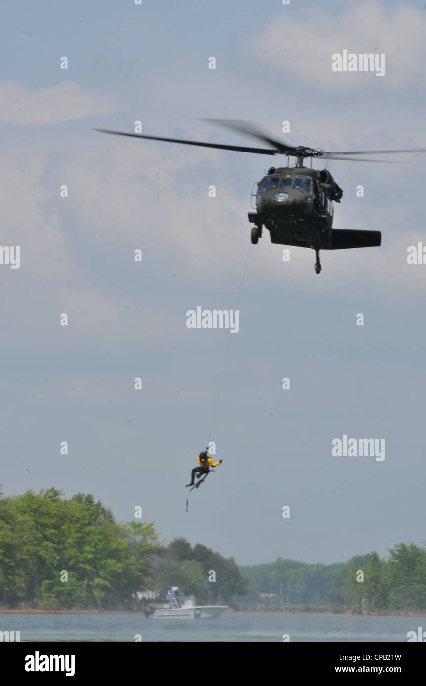 Caroline du Nord une garde nationale armée UH-60 Black Hawk s'apprête à abaisser un sauveteur pendant un helo de Caroline du Nord et de l'équipe de sauvetage aquatique événement de formation à lake norman, le 8 mai. l'ncngâ€™c company, 1-131aviation st fourni leur aéronef et ont travaillé en collaboration avec les Denver, n.c., incendie et nchart afin de se préparer à l'eau rapide/flood de sauvetage qui peuvent se produire à l'avenir. Banque D'Images