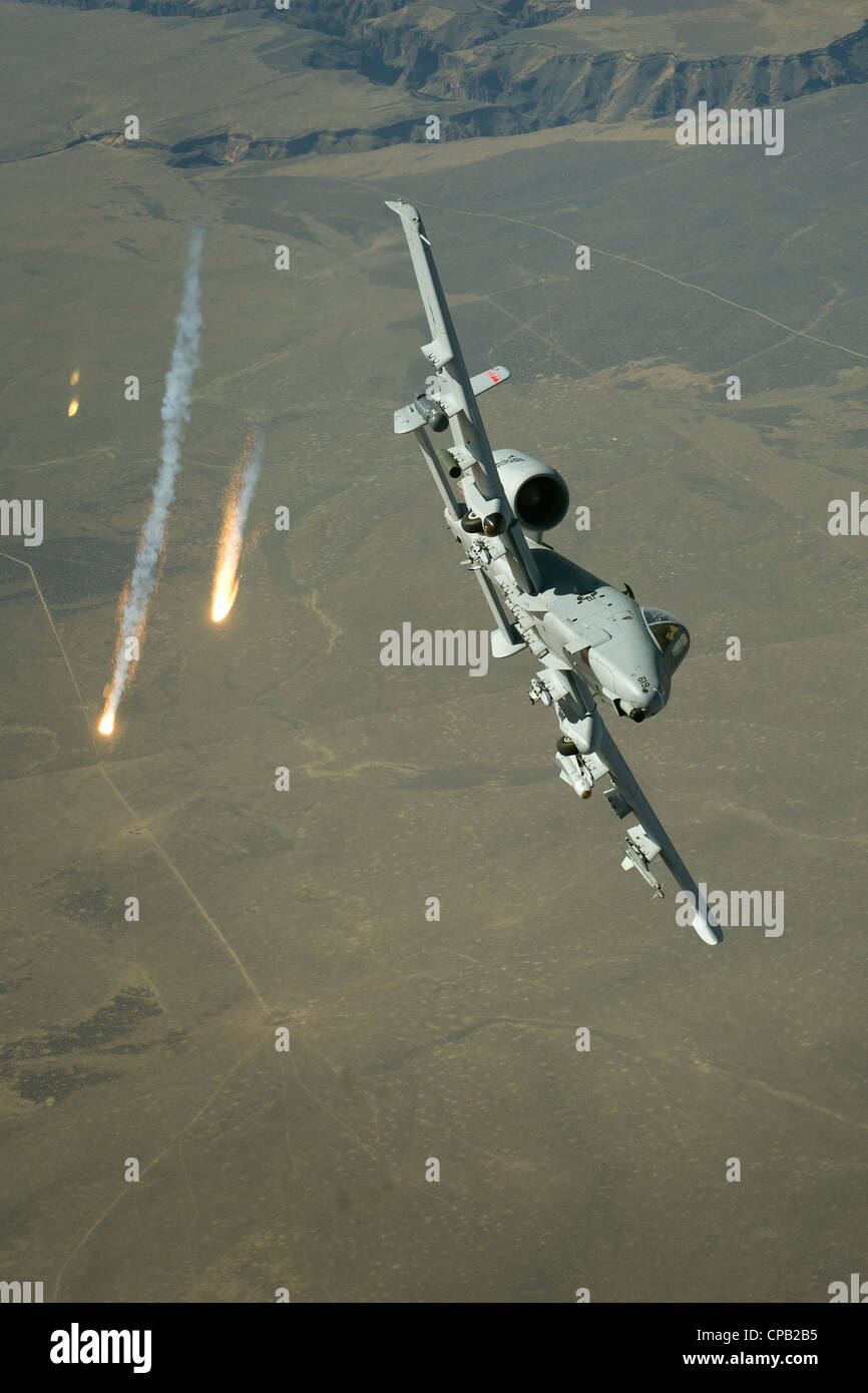 Une California Air National Guard, A-10 Thunderbolt II, à partir de la 190e escadron de chasse, Boise, Idaho de forêt au large de fusées éclairantes au départ de reçoit du carburant à partir d'un 151e escadre de ravitaillement en vol KC-135 lors d'une mission de formation le 10 mai sur le sud de la 151e id soutient régulièrement l'arw opérations dans l'ensemble de l'air de l'ouest des États-Unis. Banque D'Images