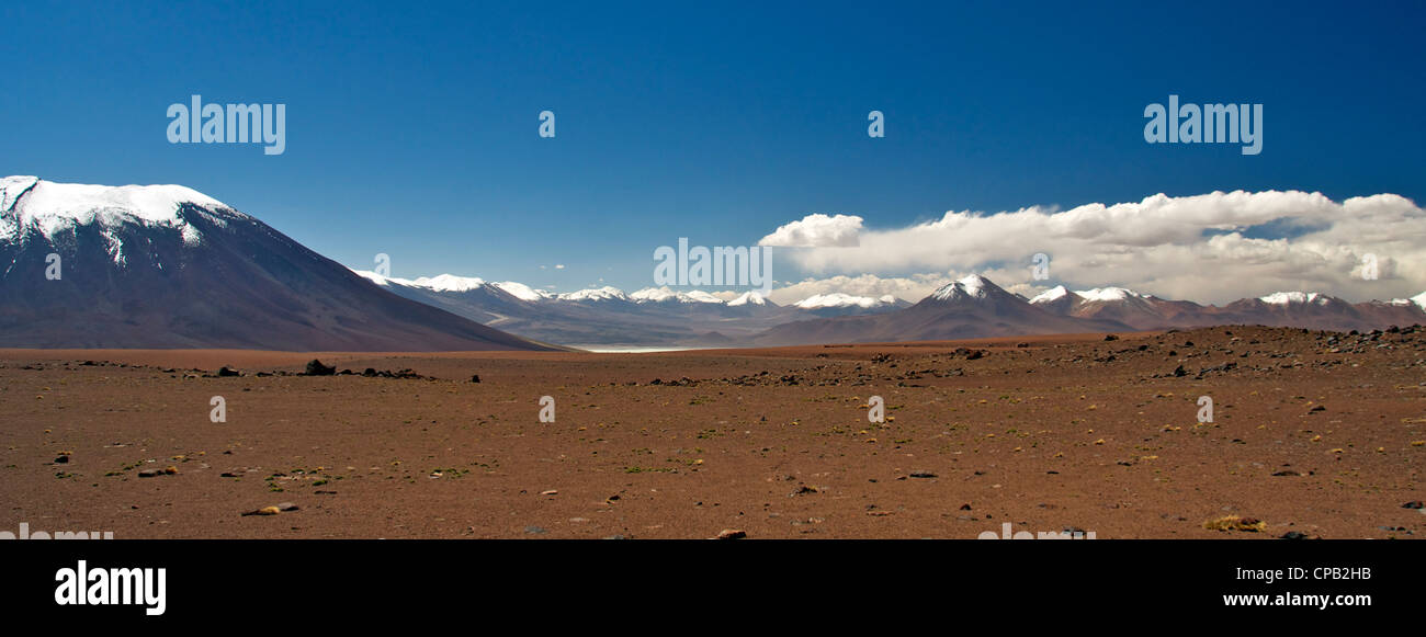 Montagnes aux sommets enneigés des Andes Cerro de Guayaques Altiplano Chili/Bolivie Banque D'Images