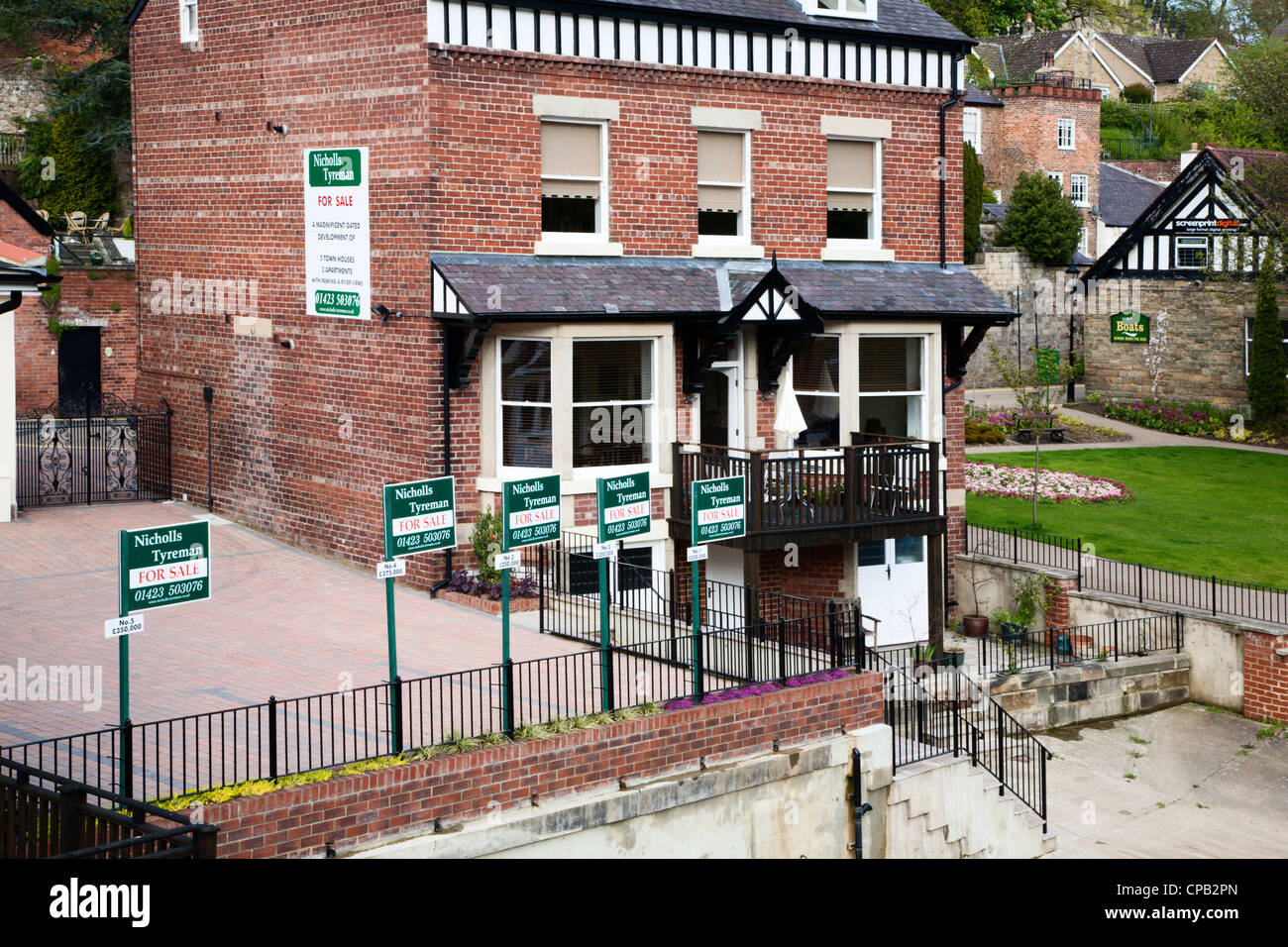 Propriétés riveraines à vendre à North Yorkshire Angleterre Knaresborough Banque D'Images