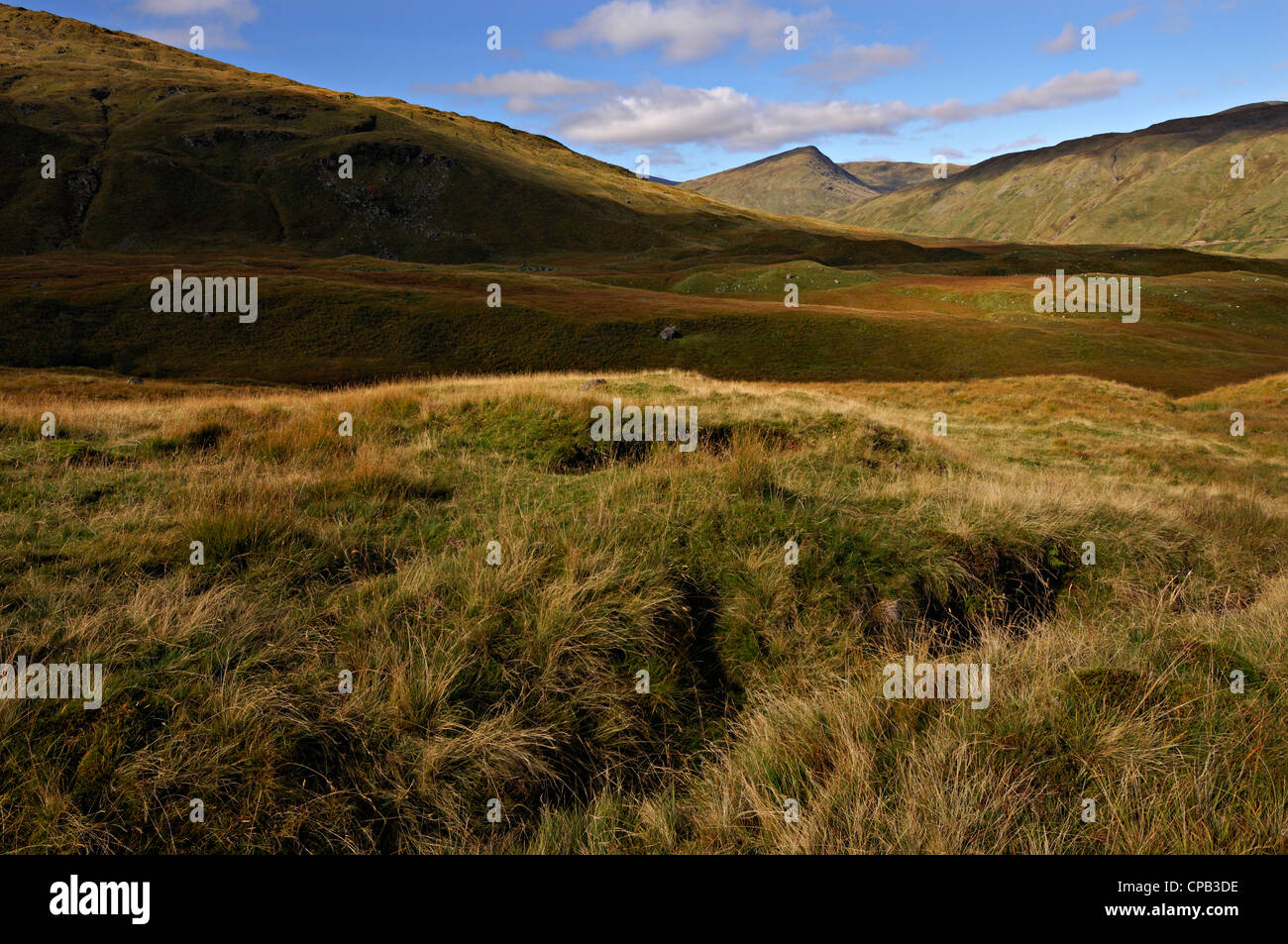 Au début pommelé la lumière du matin sur les landes et les collines de la région de Glen Lyon, Perthshire, Écosse, Royaume-Uni. Banque D'Images