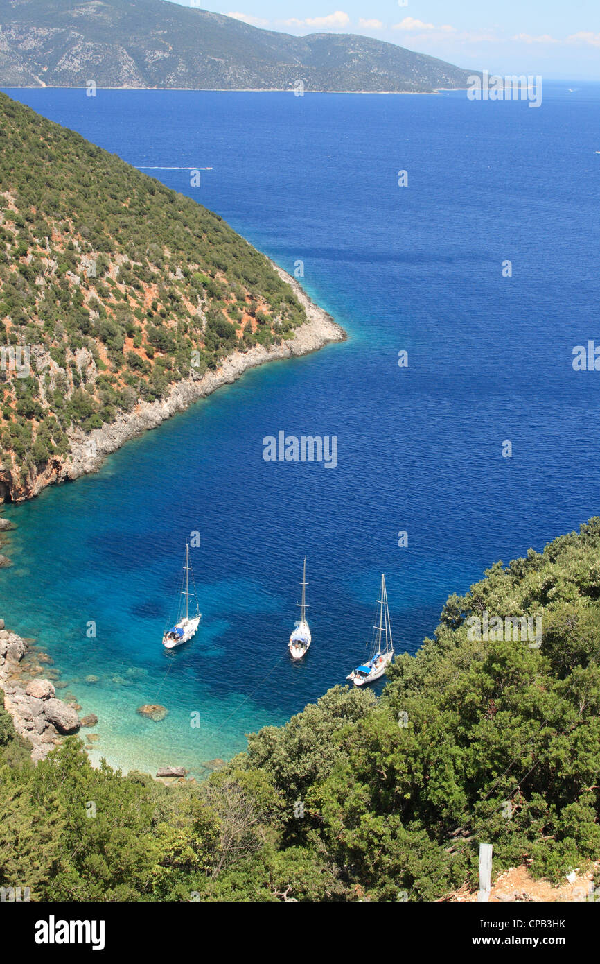 Bateaux à voile dans une baie isolée près de Sami, Kefalonia, Grèce, îles Ioniennes,' ' Banque D'Images