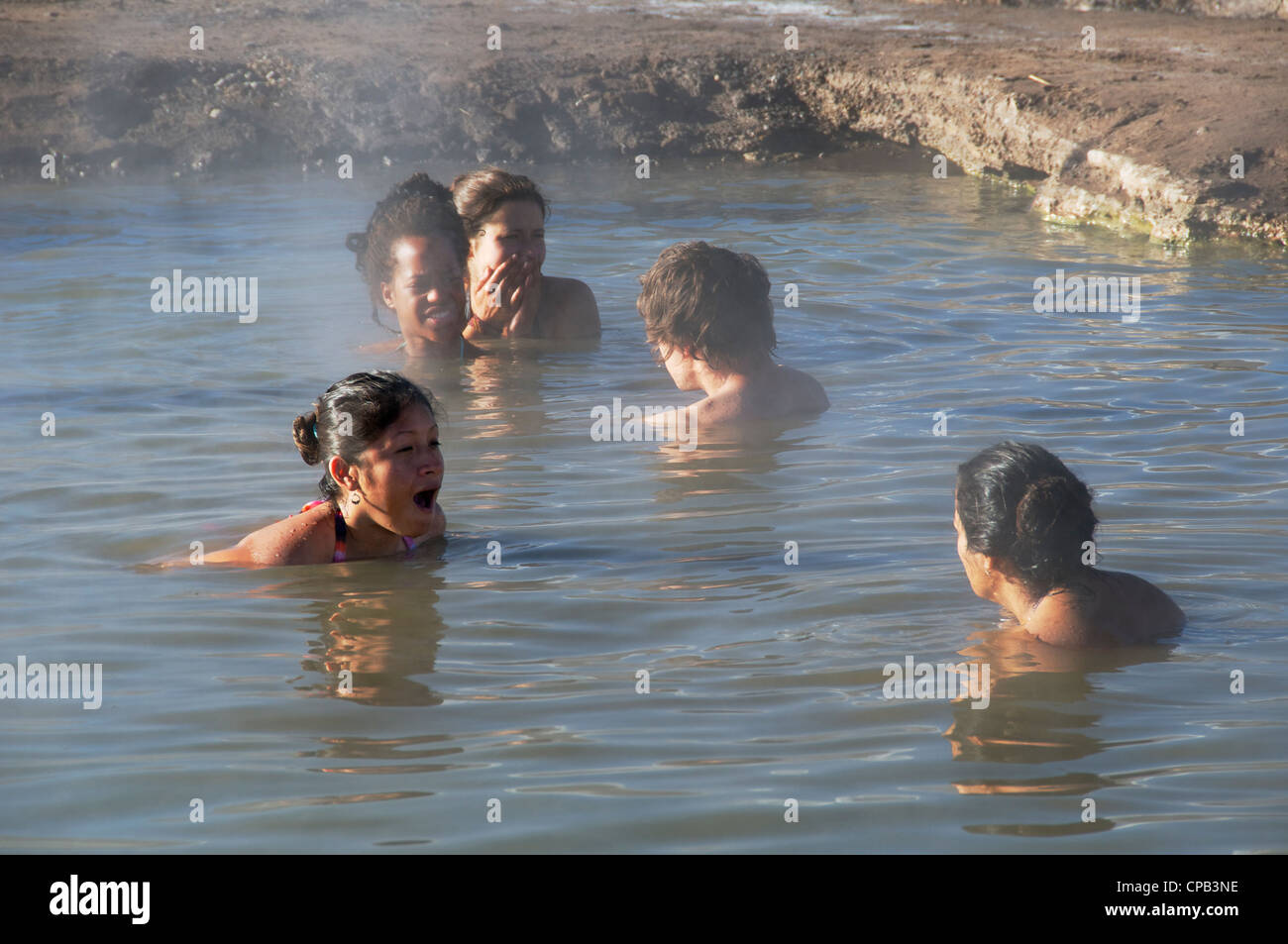 Les gens se baigner dans des thermes Tatio Geysers Chili Banque D'Images
