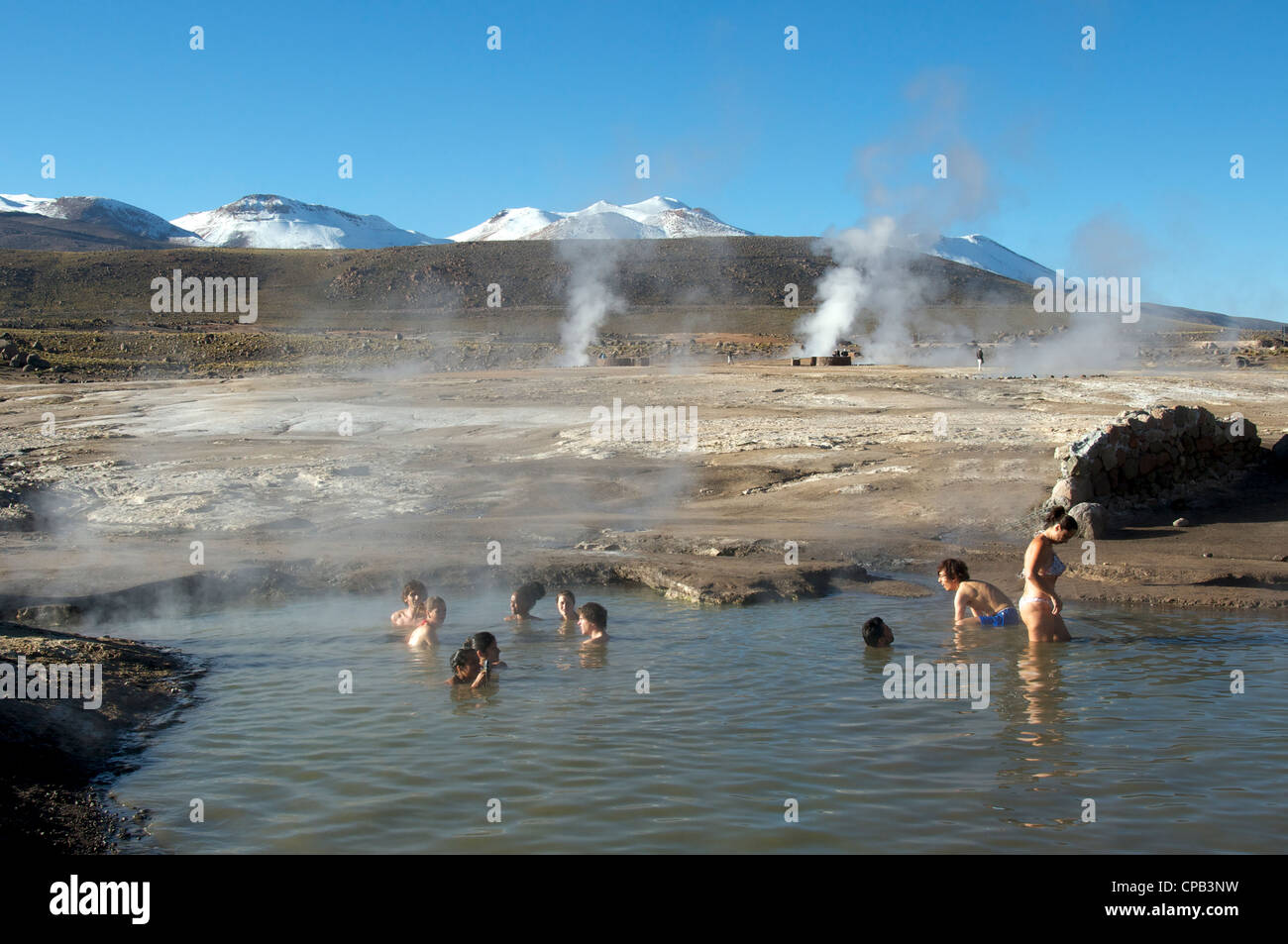 Les gens se baigner dans des thermes Tatio Geysers Chili Banque D'Images