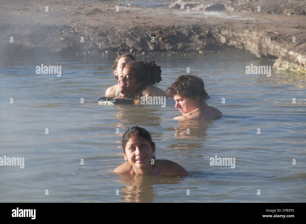 Les gens se baigner dans des thermes El Tatio Geysers Chili Banque D'Images