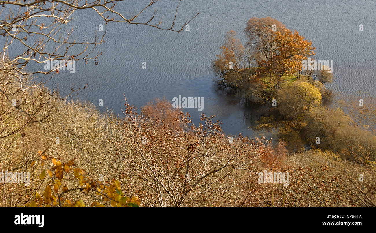 Vu de dessus, une île artificielle ou près de crannog l'extrémité ouest du Loch Tay, près de Killin, Perthshire, Écosse, Royaume-Uni Banque D'Images