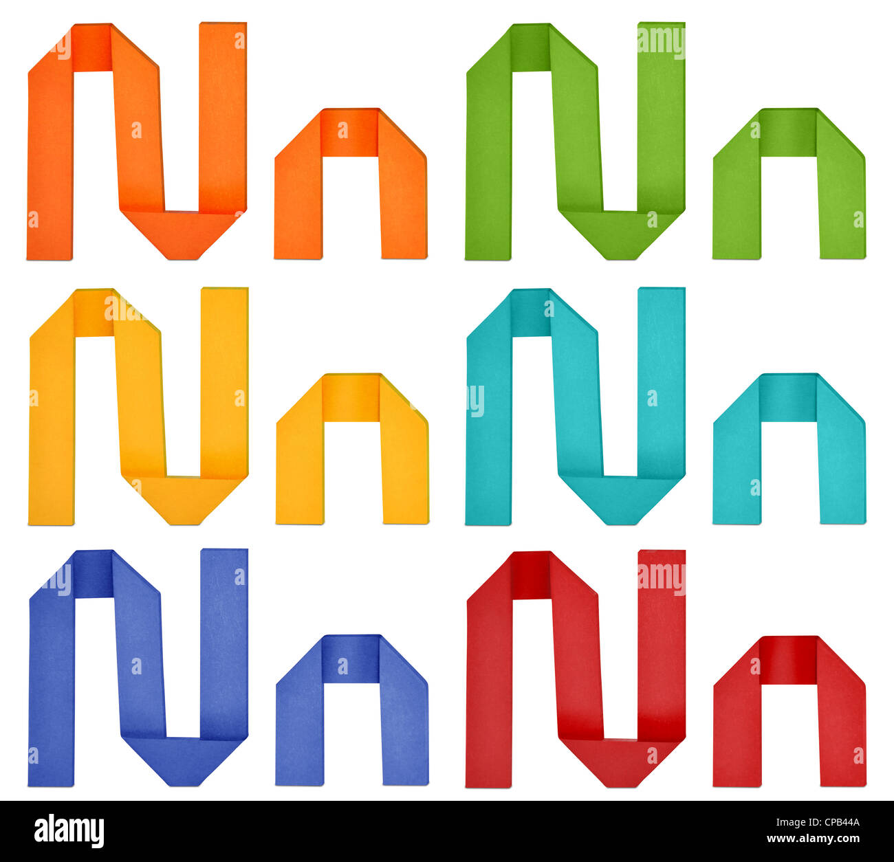 Ensemble de majuscule et minuscule 'N' dans différentes couleurs. Lettre alphabet Origami sur fond blanc. Banque D'Images