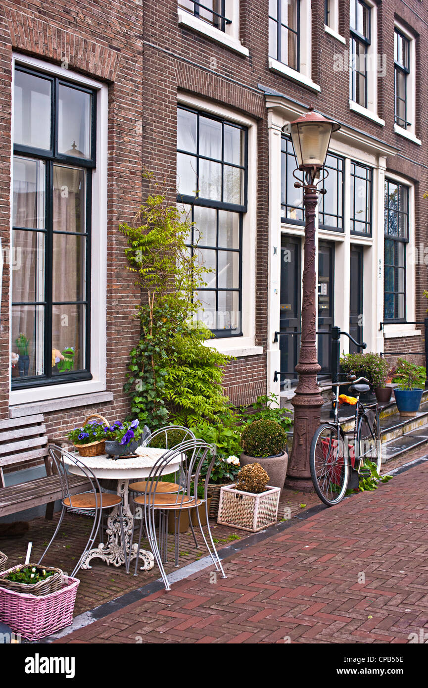 AMSTERDAM, PAYS-BAS - 08 MAI 2012 : jolies maisons dans la rue Jodenbreestreet tranquille Banque D'Images