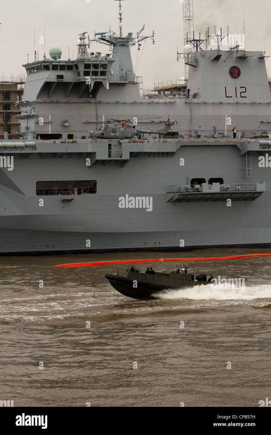 Le HMS Ocean, à Greenwich avec un Royal Marine Raider striée en passant en vitesse, Londres, Royaume-Uni. 12 mai Banque D'Images