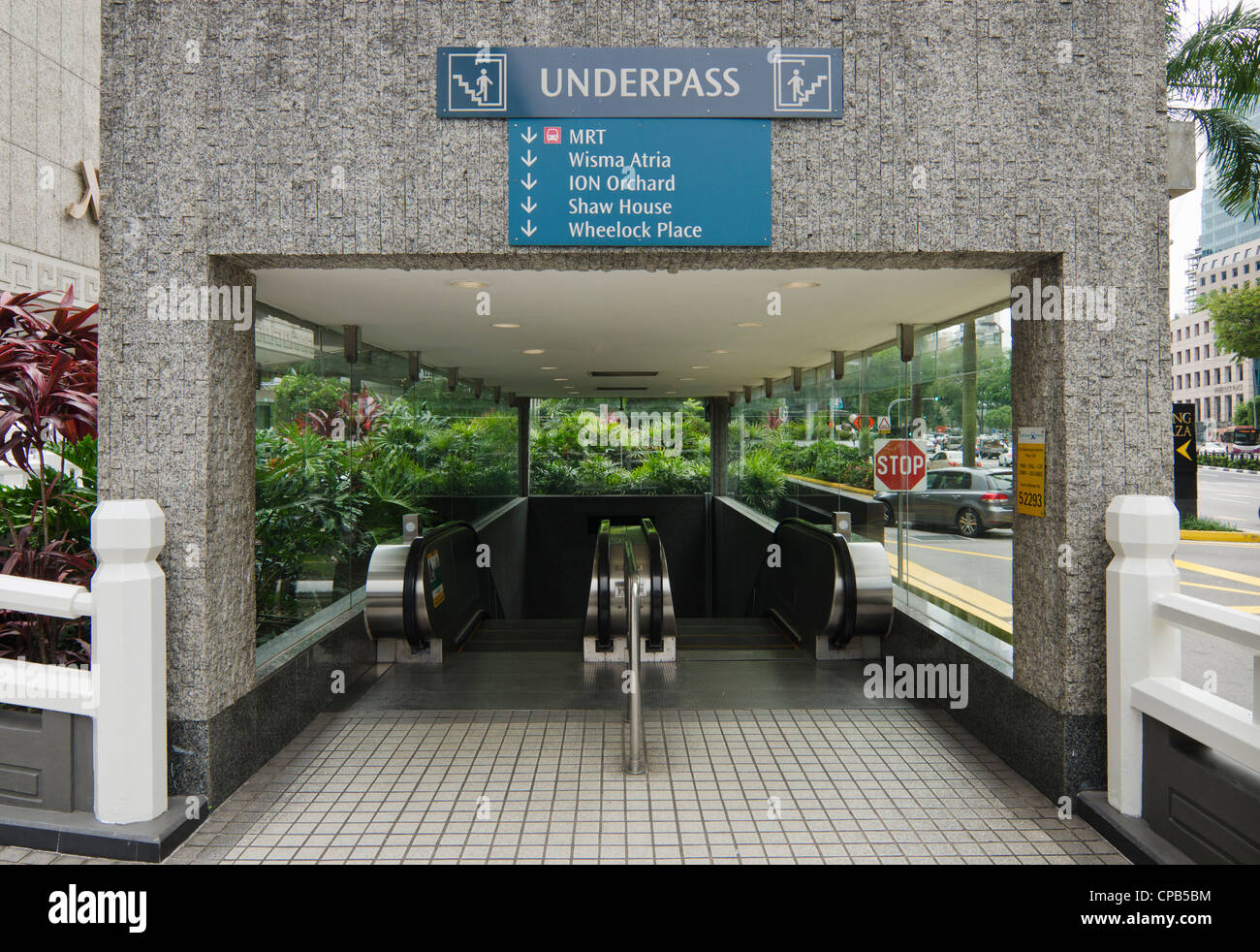 Passage sous les escaliers mécaniques à Singapour Banque D'Images