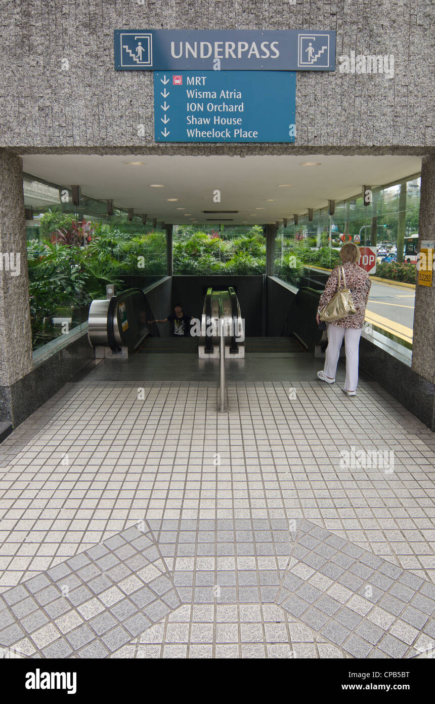 Passage sous les escaliers mécaniques à Singapour Banque D'Images