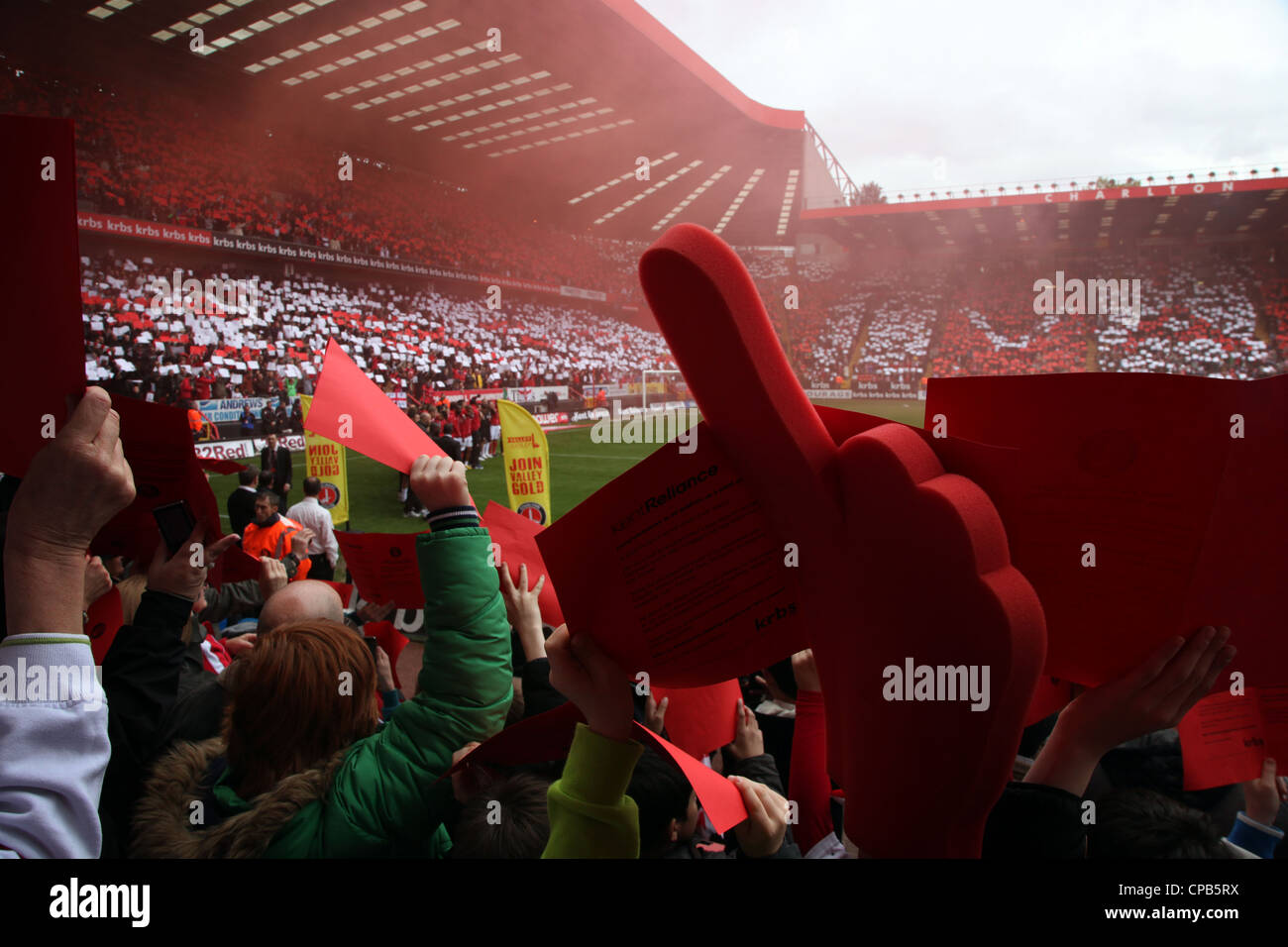 Fans de montrer leur soutien avant le jeu à la vallée, la journée Charlton Athletic ont été couronnés champions de la ligue 1. 5 mai 2012 Banque D'Images