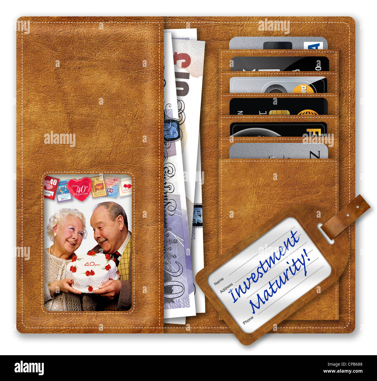 Étui contenant UK Sterling/Livres et cartes de crédit, avec photo de couple de personnes âgées, et l'investissement maturité ! Assurance label. Banque D'Images