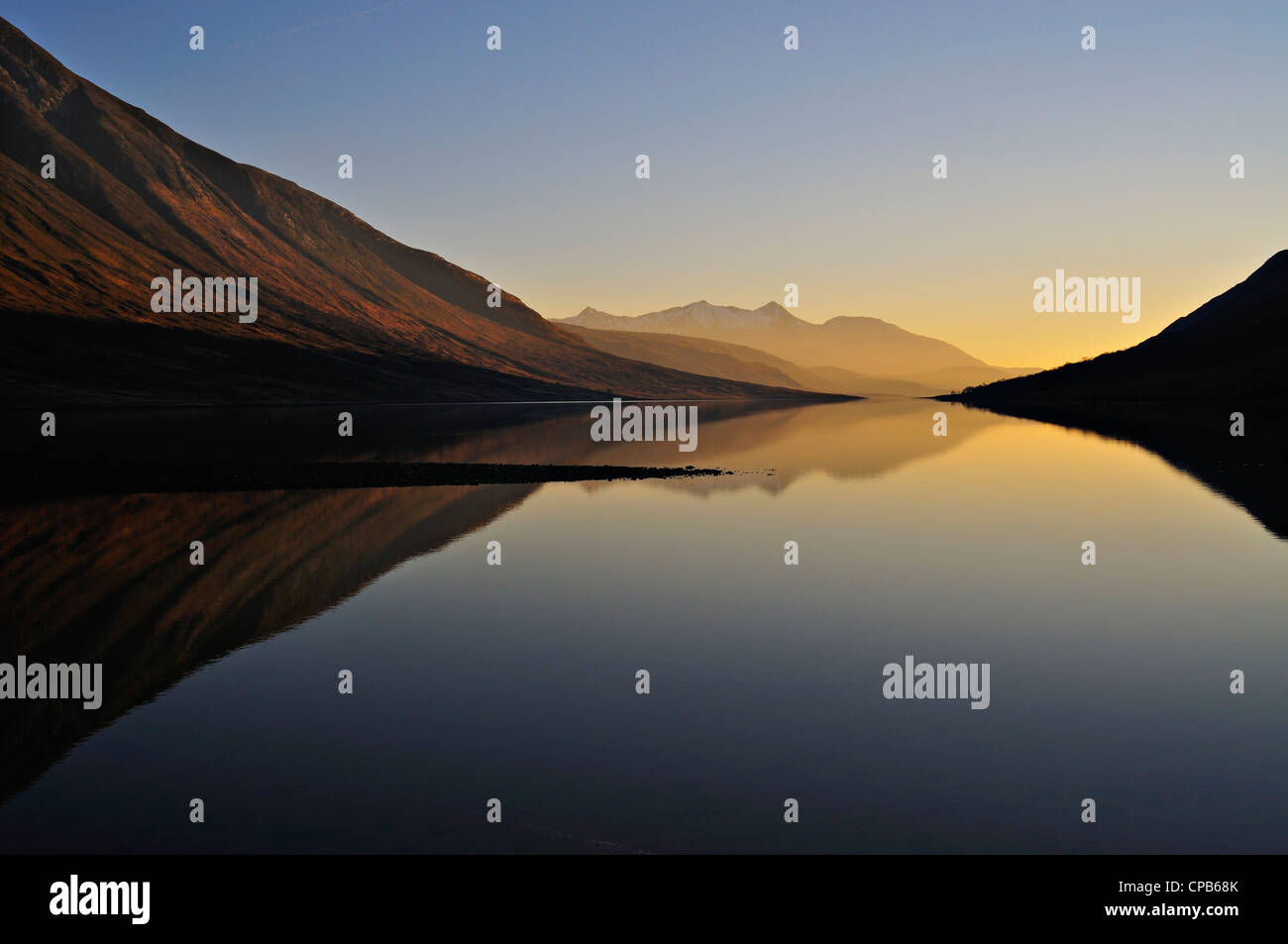 Ben Cruachan au coucher du soleil chaud reflète la lumière dans les eaux calmes du Loch Etive, Glen Etive, Argyll, Scotland, UK l'ouest Banque D'Images Ben Cruachan au coucher du soleil chaud reflète la lumière dans les eaux calmes du Loch Etive, Glen Etive, Argyll, Scotland, UK l'ouest Banque D'Images