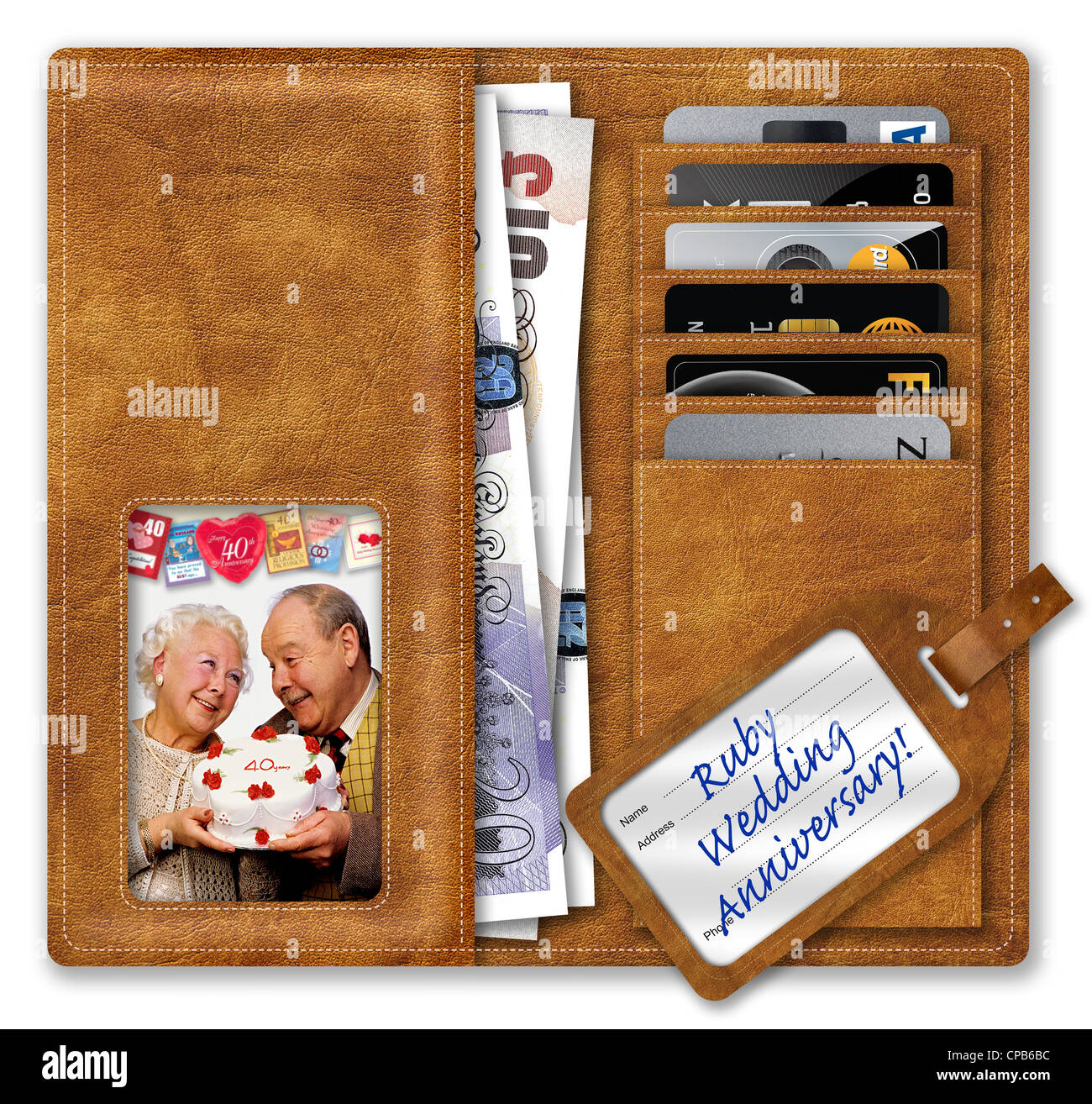 Étui contenant UK Sterling/Livres et cartes de crédit, avec photo de couple de personnes âgées, et Ruby Anniversaire de mariage ! Assurance lab Banque D'Images