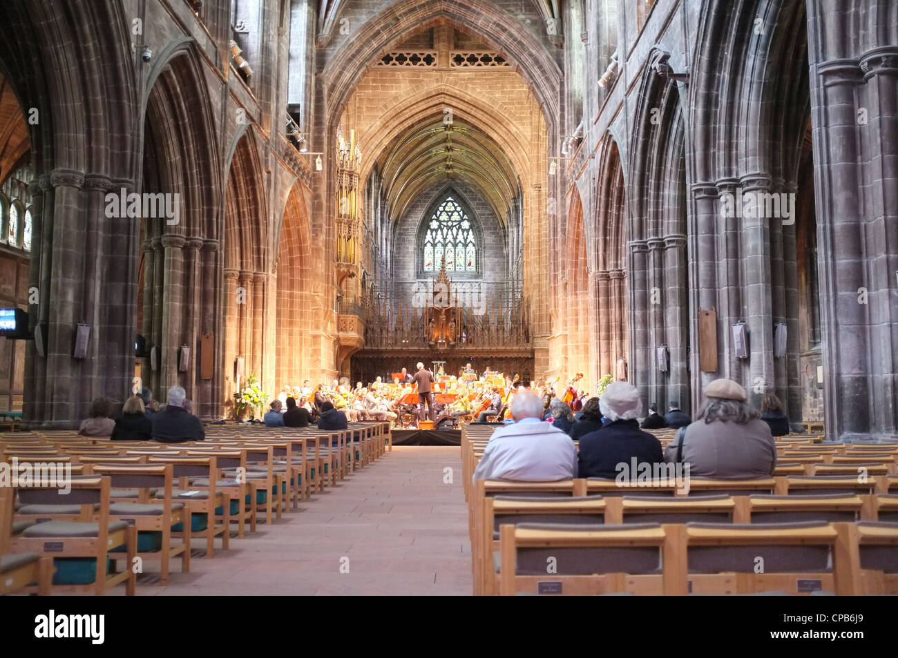 À l'intérieur de la cathédrale de Chester lors d'une session pratique orchestrale Banque D'Images