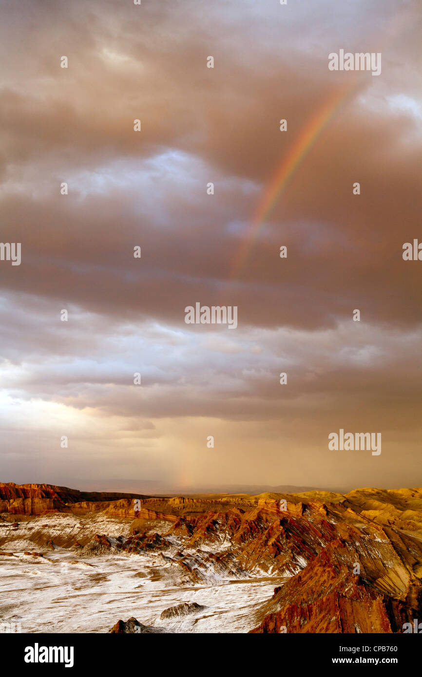 Arc-en-ciel au-dessus de la vallée de la Lune, San Pedro de Atacama, Chili Banque D'Images