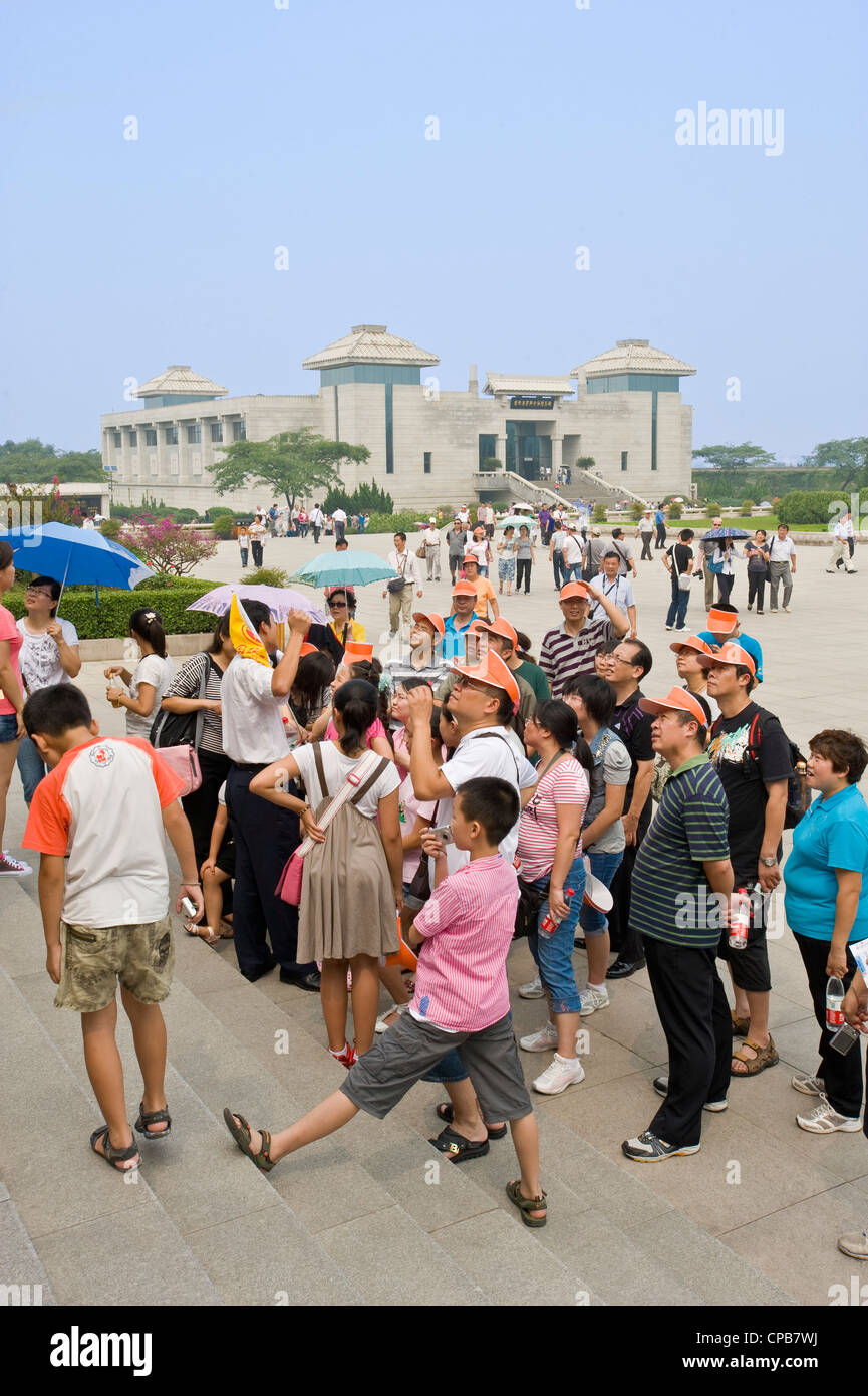 Les touristes chinois à l'entrée de l'armée de terre cuite dans la fosse no 1 avec le musée en arrière-plan. Banque D'Images