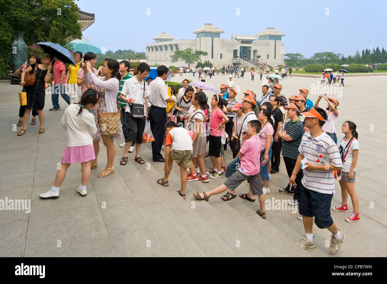 Les touristes chinois à l'entrée de l'armée de terre cuite dans la fosse no 1 avec le musée en arrière-plan. Banque D'Images