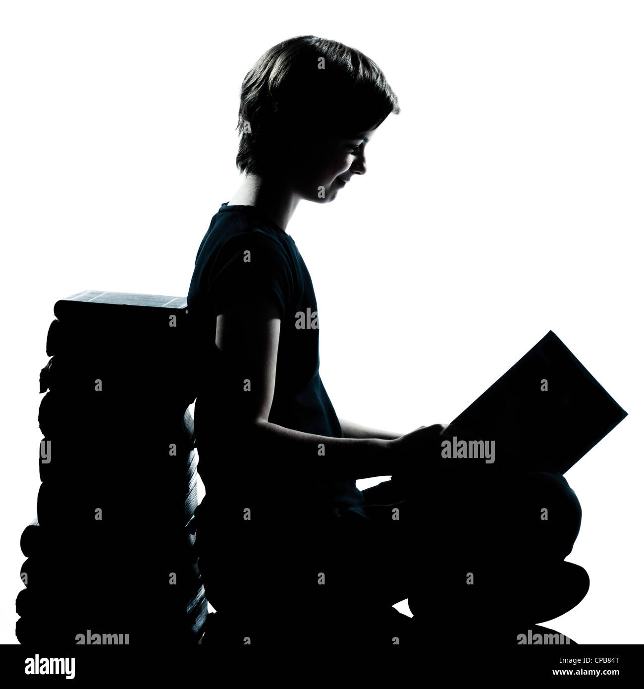 Portrait d'un jeune adolescent silhouette garçon ou fille la lecture full length dans studio cut out isolé sur fond blanc Banque D'Images