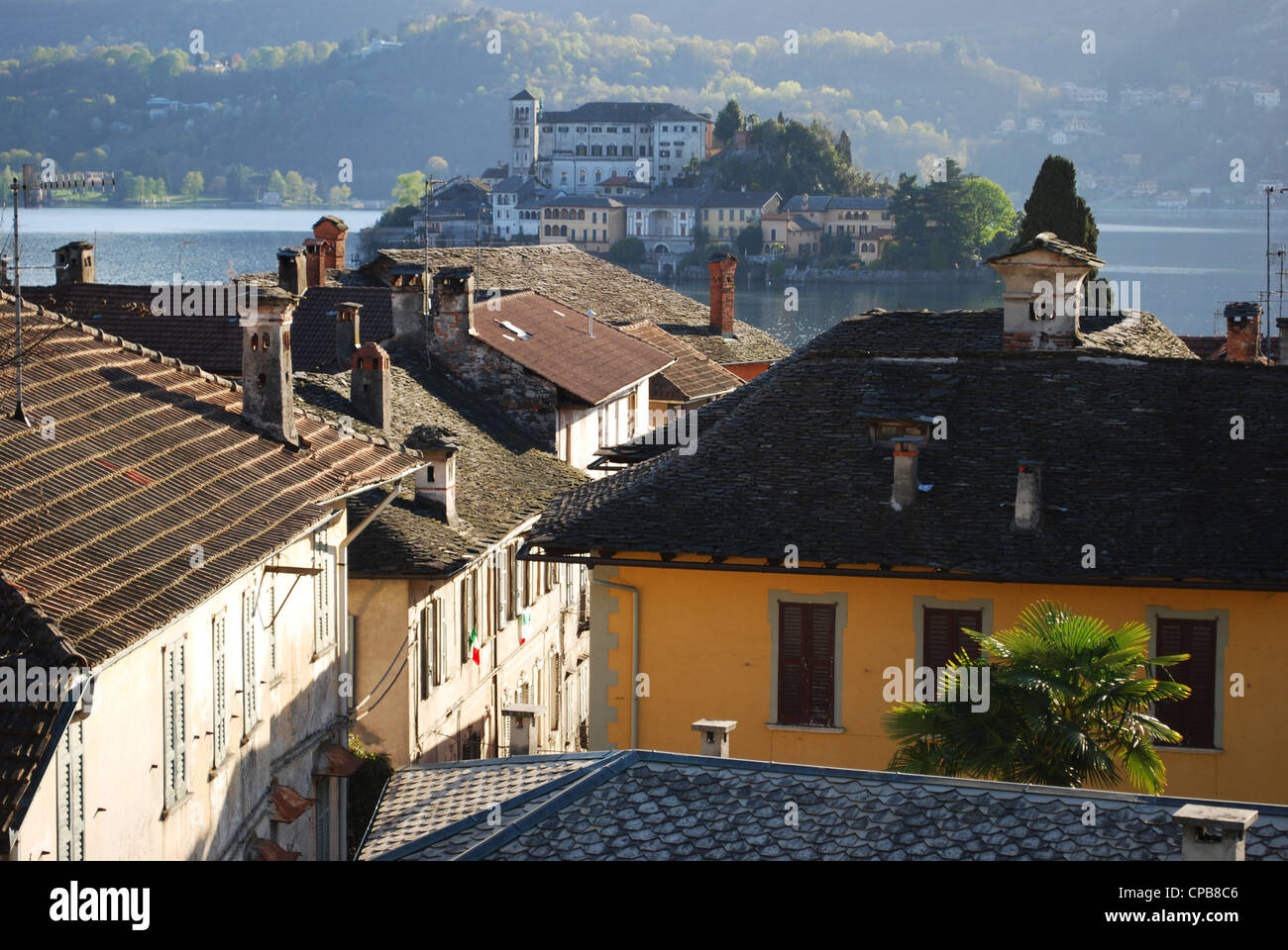 Vue sur les toits de la rue Giulio island, lac d'Orta, Piémont, Italie Banque D'Images